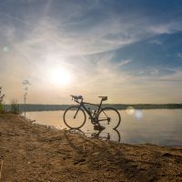 triathlon-road-bike-standing-at-a-beach-in-beautif-2026-03-25-23-29-33-utc (1)